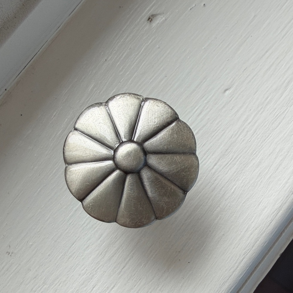 NWT Classic Floral Metal Cabinet Knobs - Silver 7 total